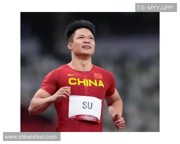 足球明星挑战100米短跑速度极限展现运动员的多才多艺与竞技精神